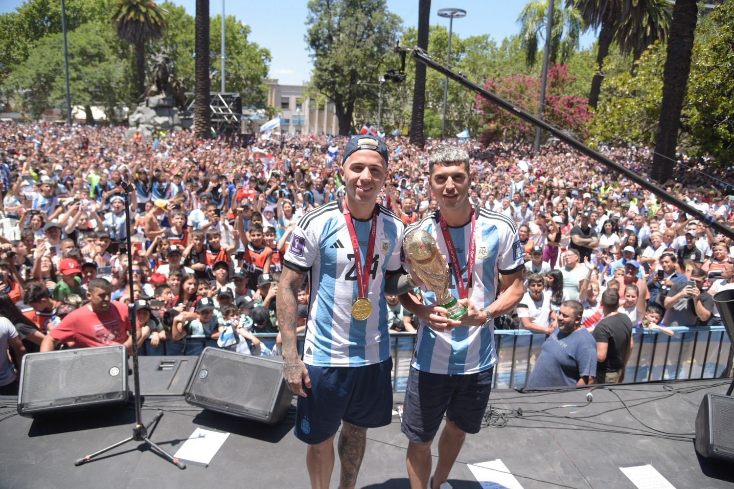 Campeones del mundo: Junto a La Mosca, Enzo Fernández y Exequiel Palacios fueron homenajeados en San Martín