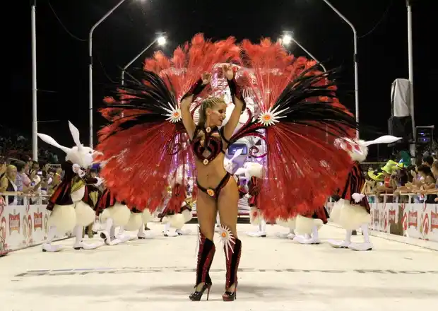 Espectacular noche del Carnaval del País con Marí Marí, Kamarr y Ará Yeví