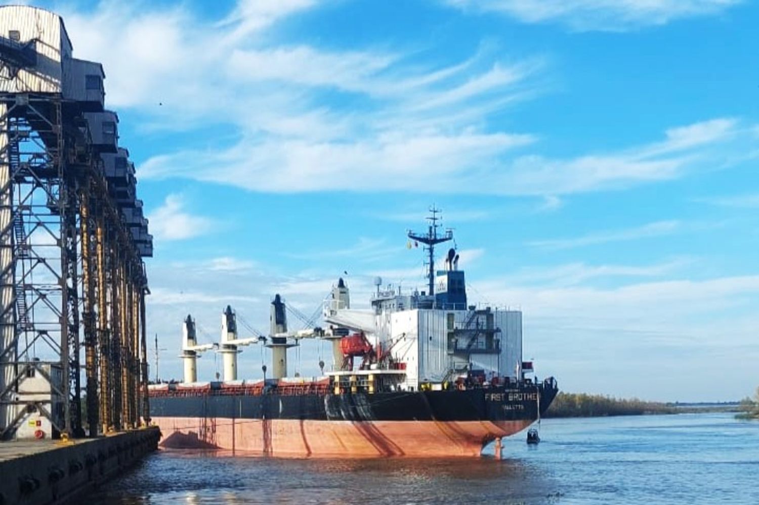 El puerto de San Pedro recuperó la operatividad tras el dragado de emergencia: ingresó un buque al muelle elevador