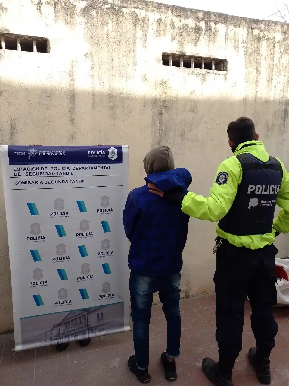 Aprehendieron a un joven luego de arrebatarle la mochila a una mujer
