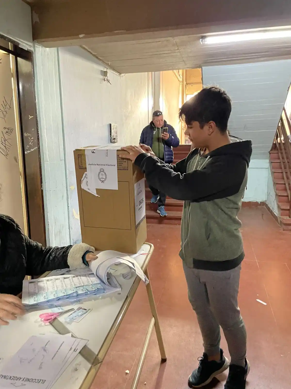 PASO 2023 - Voto de joven de 16 años en La Plata
