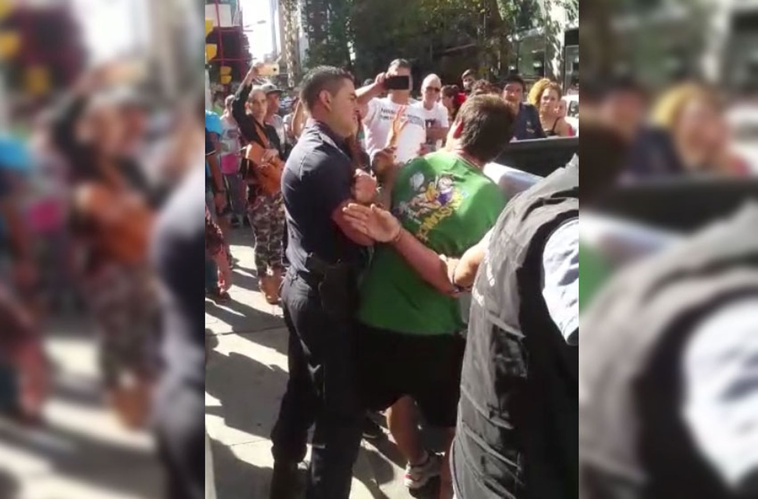 Tensión en la Peatonal por la aprehensión de un músico callejero