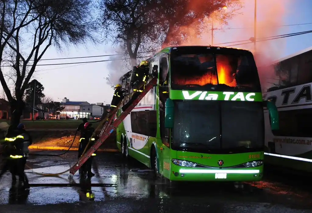 Dos micros de Vía Tac  se incendiaron e intentan  determinar las causas 