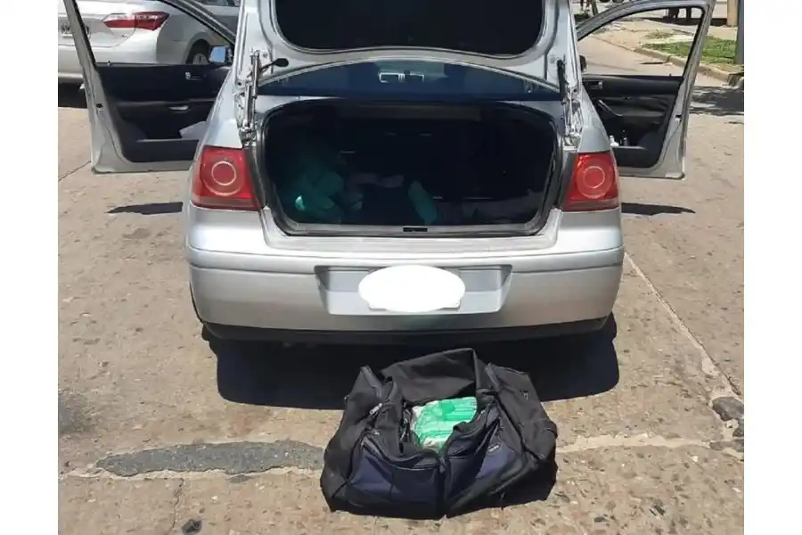 Buscaban a un prófugo y se encontraron con 16 kilos de marihuana en un auto 