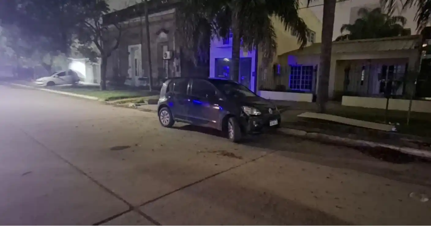 Salió del boliche y encontró el vidrio del auto roto: le robaron varias cosas del interior