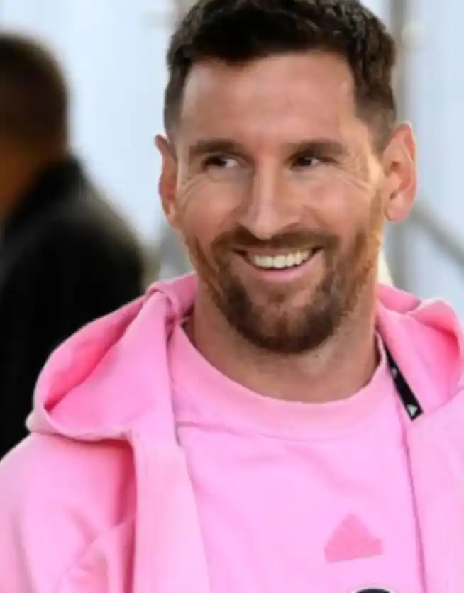 Divertido encuentro entre Lionel Messi y Daddy Yankee en Chase Stadium