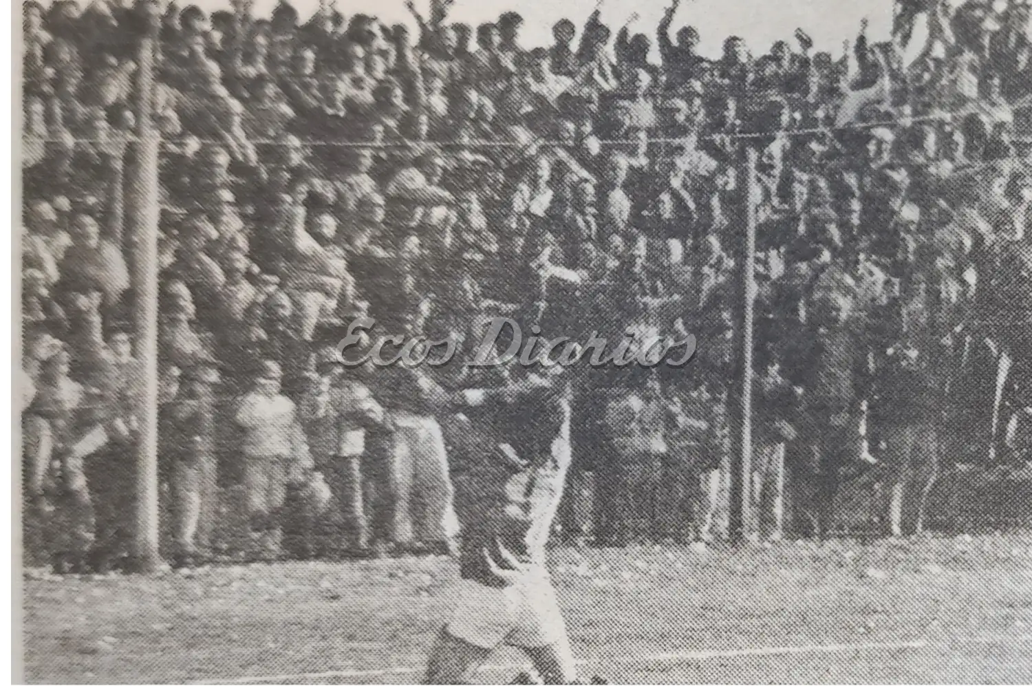 El goleador Luis Eduardo Sánchez, de rodillas y en uno de los momentos cumbres del partido en Rivadavia y, tributa el único tanto a la tribuna local