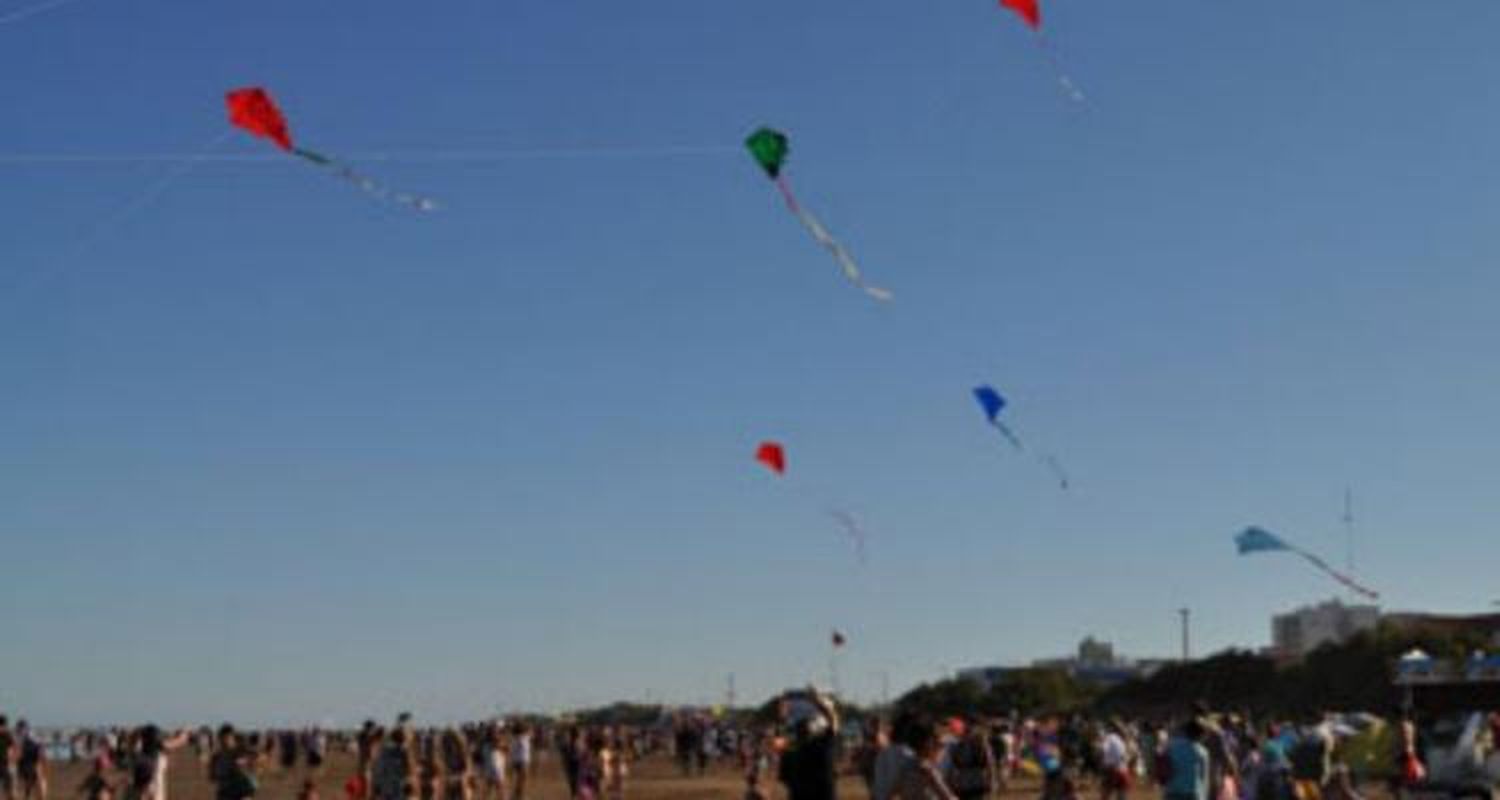 Por el día de la primavera, barrileteada en el Aeroclub