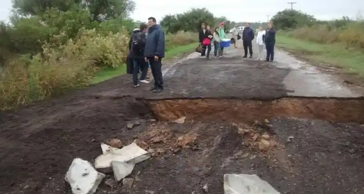 Obligado: Vecinos caminan kilómetros para tomar el colectivo