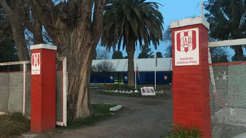 Escándalo: Detienen al Secretario de Hacienda de Tigre y a otras 15 personas por jugar al pádel en un club de Pilar 