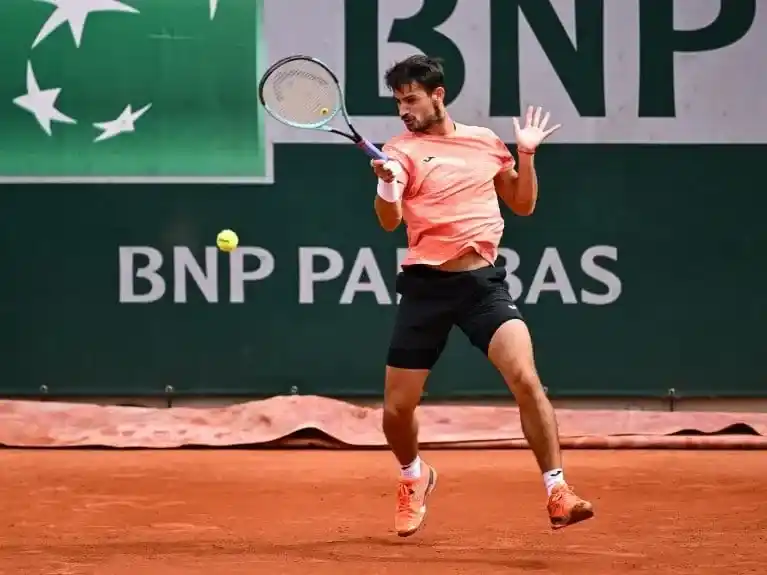 Mariano Navone debutó con el pie derecho en Roland Garros. (Daniel Kopatsch/Getty Images)