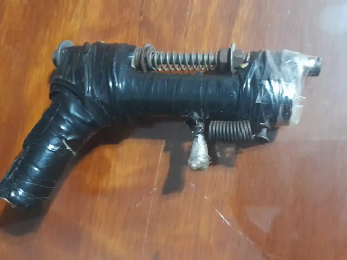 Amenazas entre menores de edad: secuestran un arma de fabricación casera