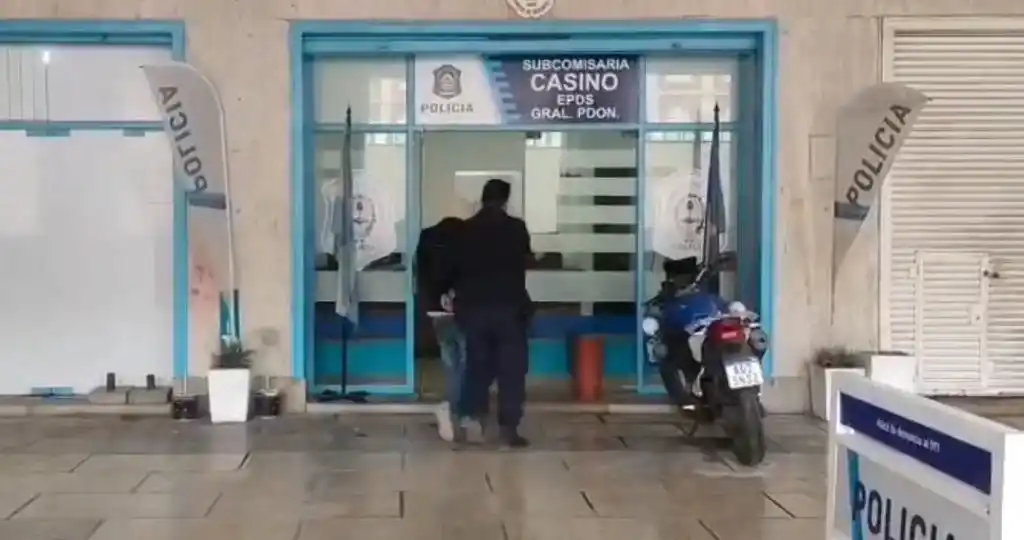 Denuncian que un hombre hostigaba a una mujer mientras realizaba exhibiciones obscenas.