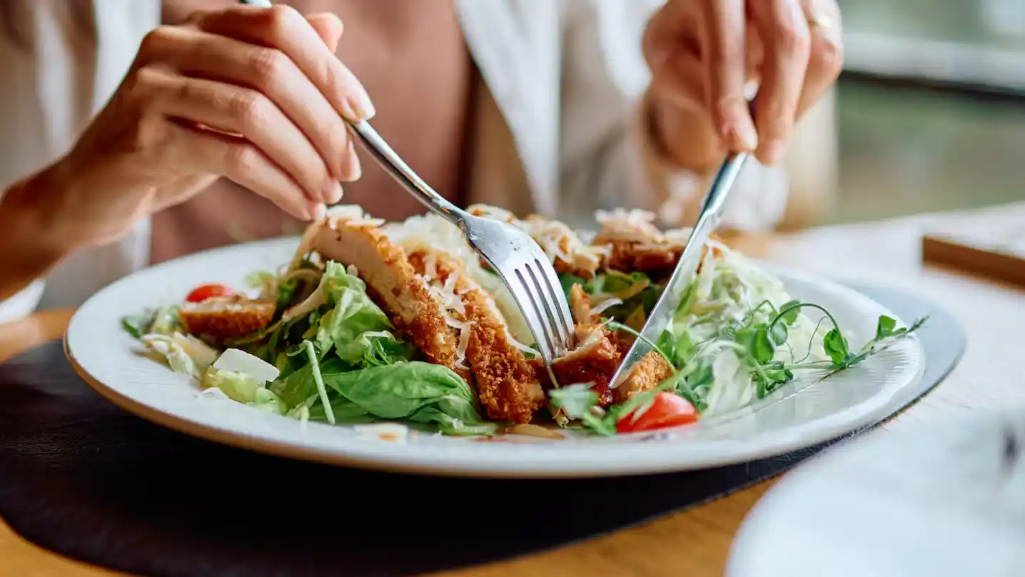 Nutricionistas coinciden: por qué recomiendan cenar más temprano y no justo antes de dormir