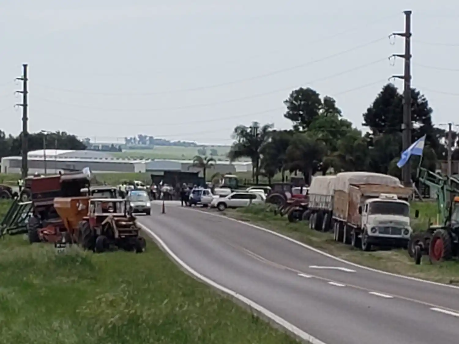 Volanteada de productores rurales en ruta 12 y acceso a Merou