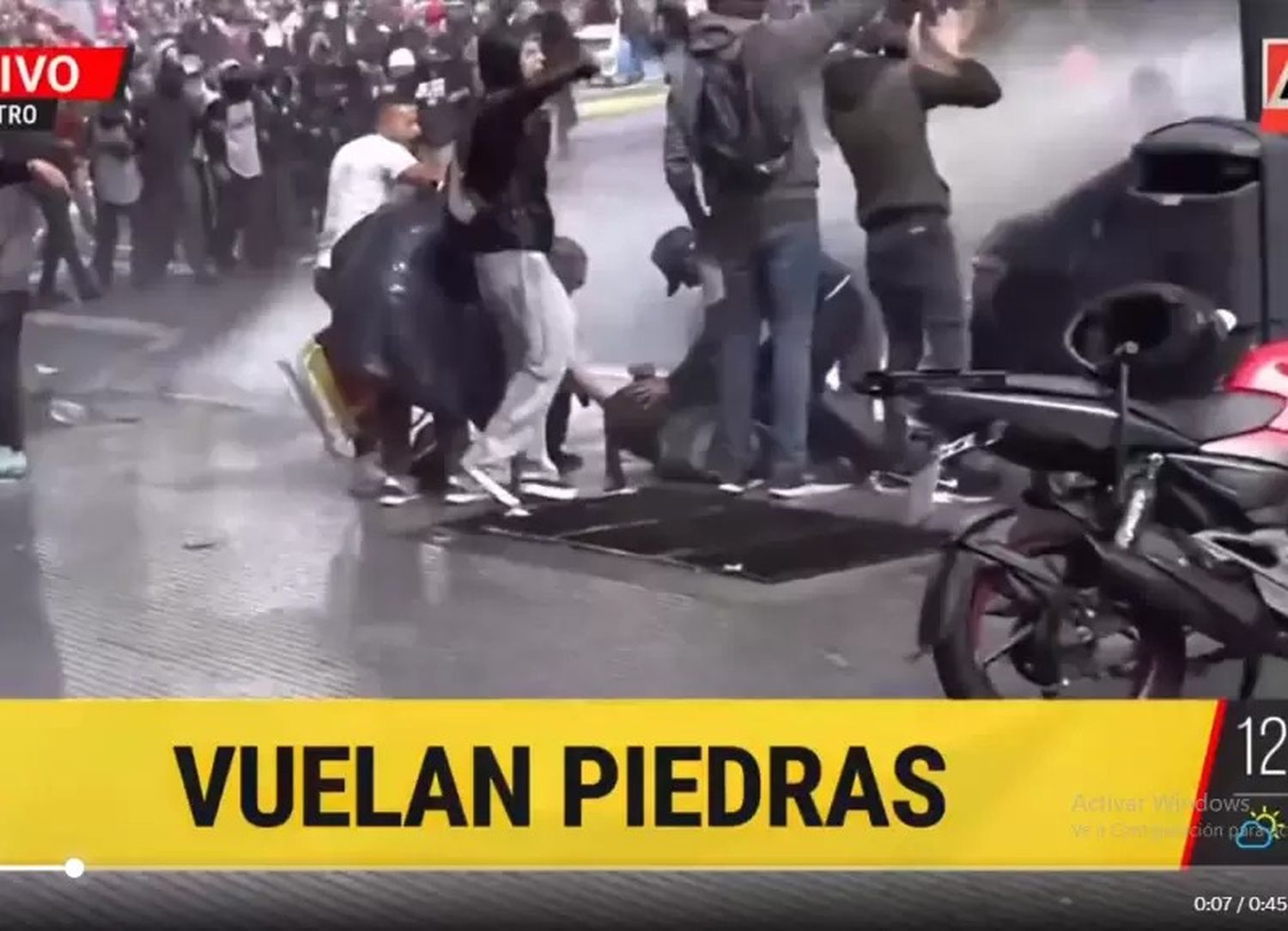 Repudiable: los likes de Milei al video de un joven convulsionando durante la represión en el centro porteño