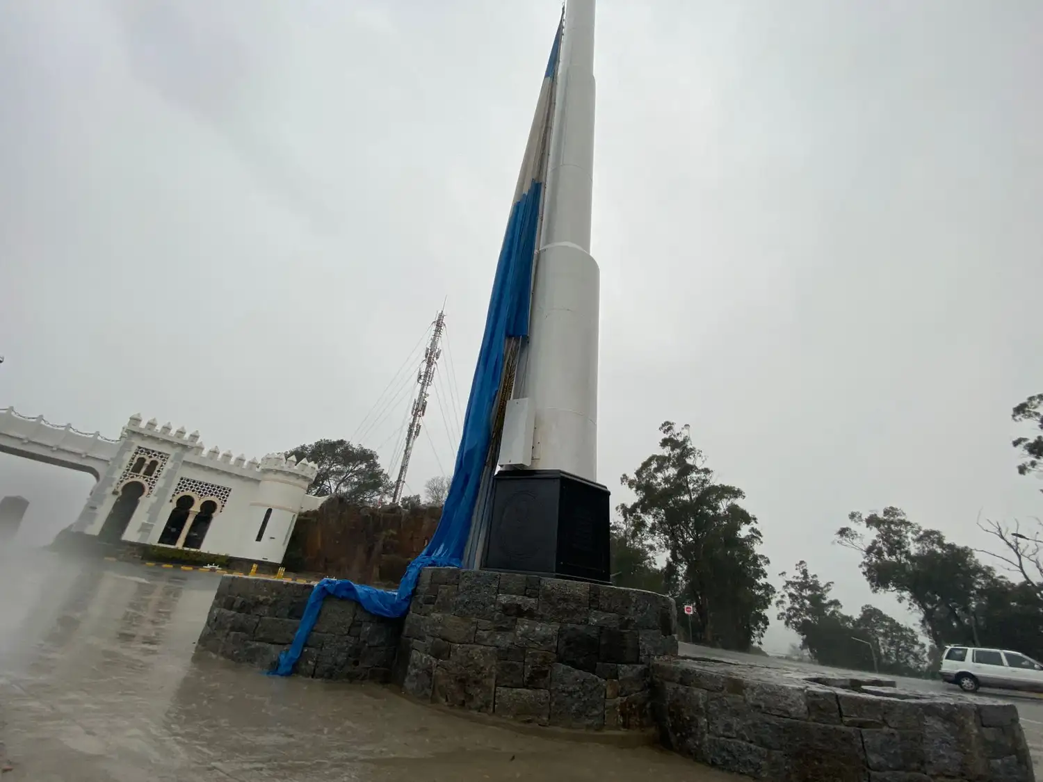 El robo de cables afectó esta vez al izamiento de la bandera del mástil del Parque Independencia.