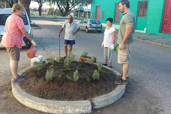 Conformaron el grupo de “los jardineros” para embellecer la ciudad