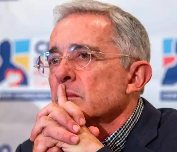 Expresidente colombiano Álvaro Uribe condenado a 12 años de prisión domiciliaria