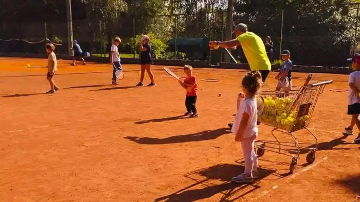 Marcelo Carrera brinda clases para los más chicos en Club Náutico