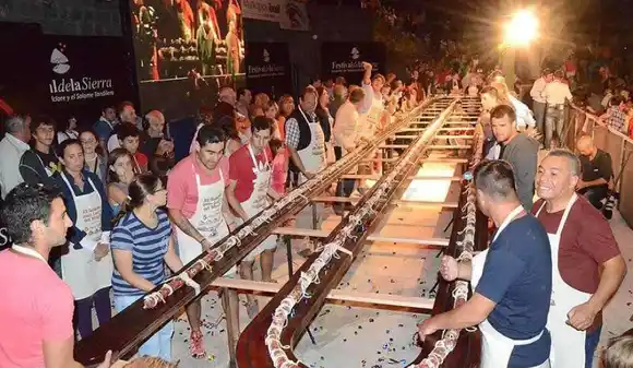 Tandil vuelve a romper su récord con un salame de 100 metros de largo