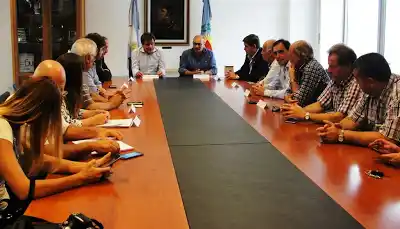 Manes brindó una charla en Balcarce y se reunió con intendentes