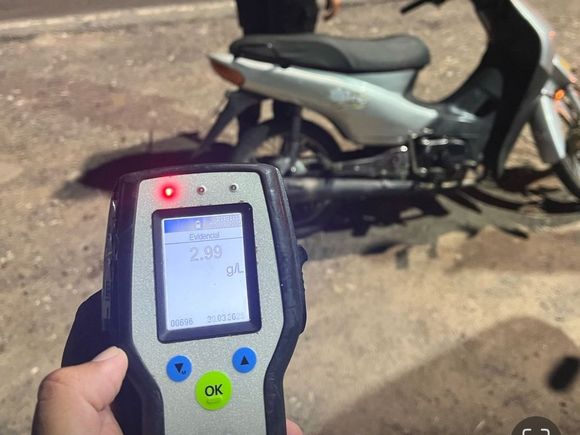 ¡Casi rompe el alcoholímetro! Atraparon a un motociclista con 2,99 g/L de alcohol en sangre