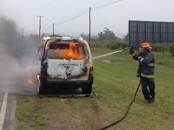 Bomberos sofocaron el incendio de un utilitario en la Ruta 88