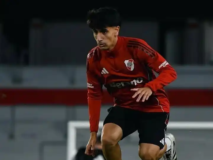 Silva inició su camino en River a los 9 años, cuando realizó su primer viaje al club en 2016.