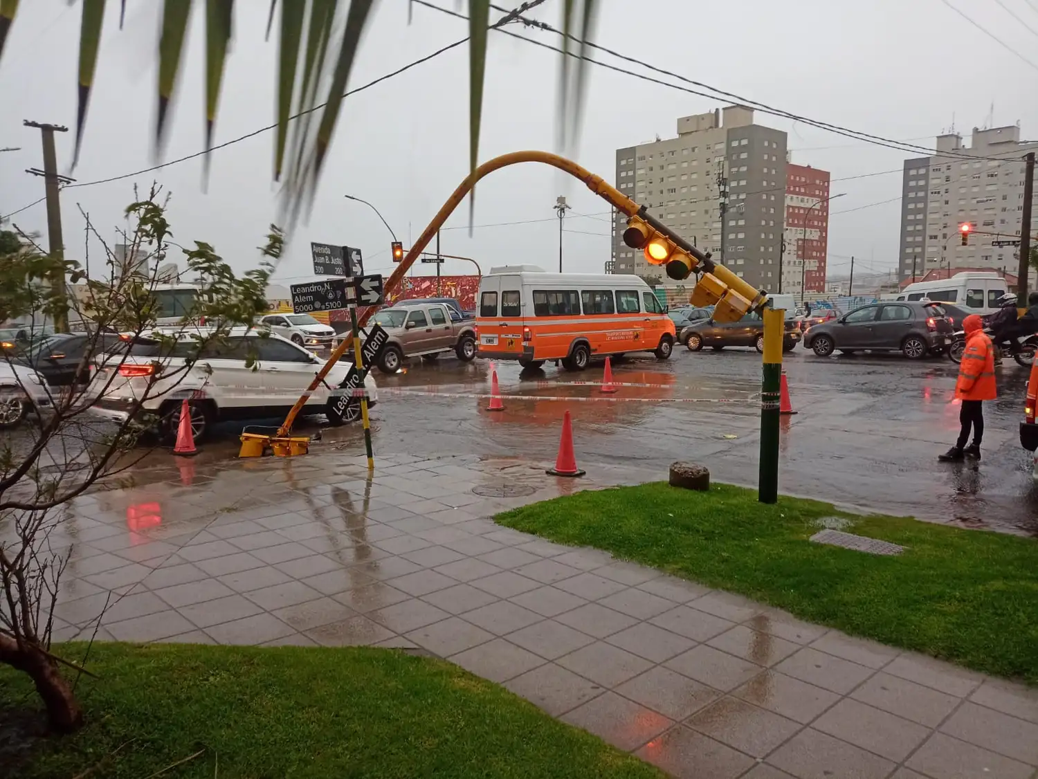 Semáforo caído en la intersección de Edison y Juan B. Justo.