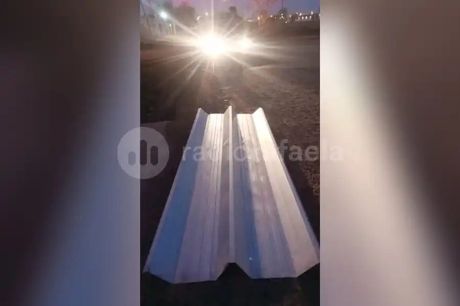 Lo vieron llevándose chapas de una obra en construcción y lo denunciaron a la GUR
