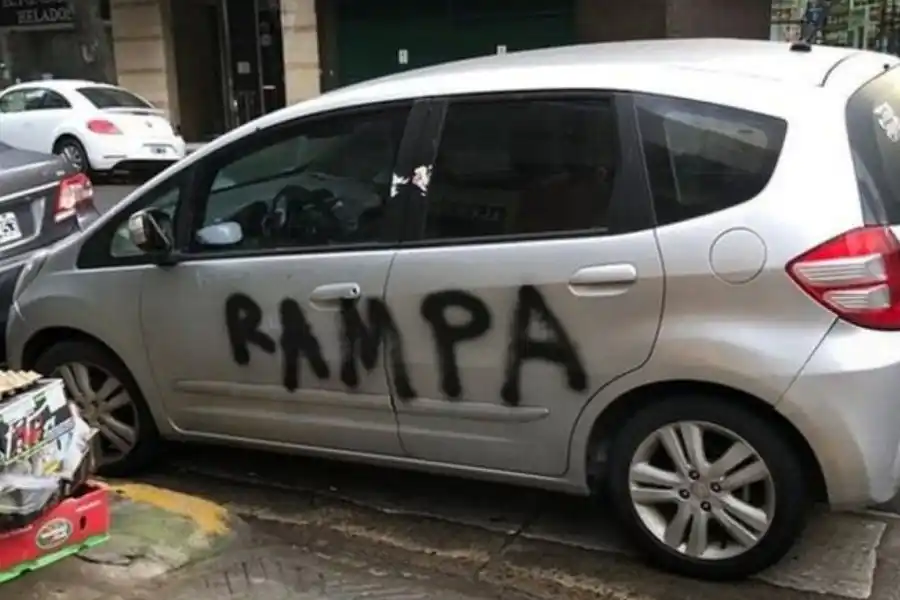Los vecinos la escracharon: dejó estacionado el auto en una rampa y debe más de $200 mil de multa