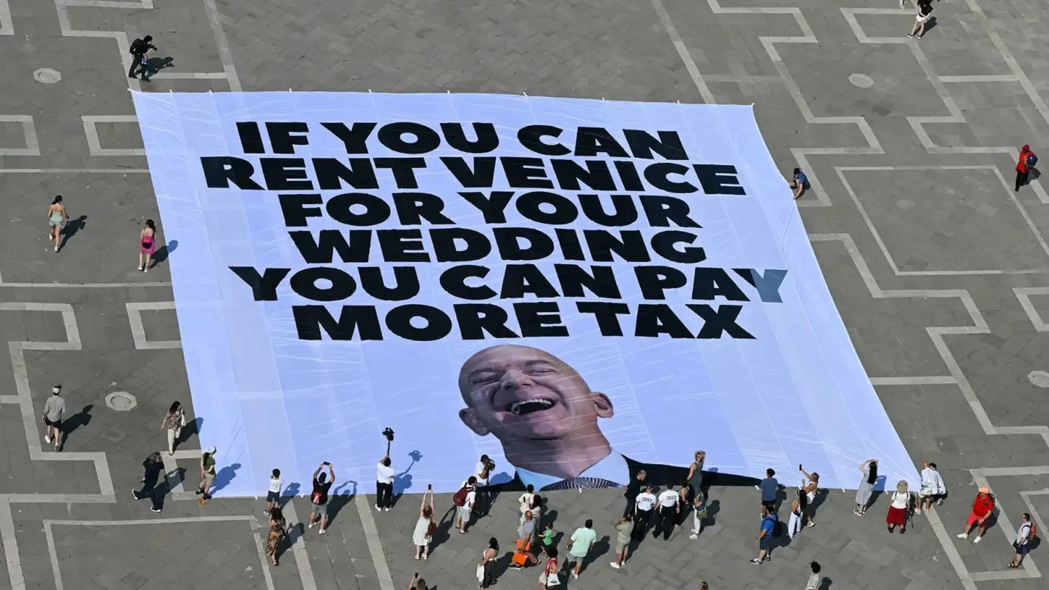 Activistas de Greenpeace desplegaron una pancarta gigante en Venecia días antes de la boda de Jeff Bezos en la ciudad. Stefano Rellandini/AFP/Getty Images