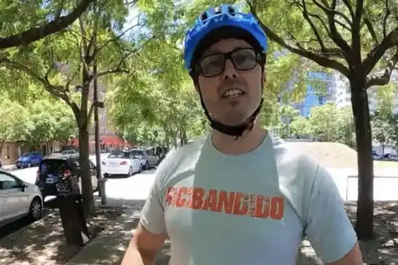 VIDEO | Quién es "BiciBandido", el ciclista que se volvió viral por chocar autos y generó indignación en las redes