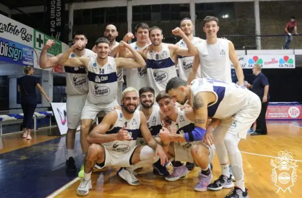 Acuña (arriba, a la derecha), en el festejo de Gimnasia. (Foto prensa Gimnasia).