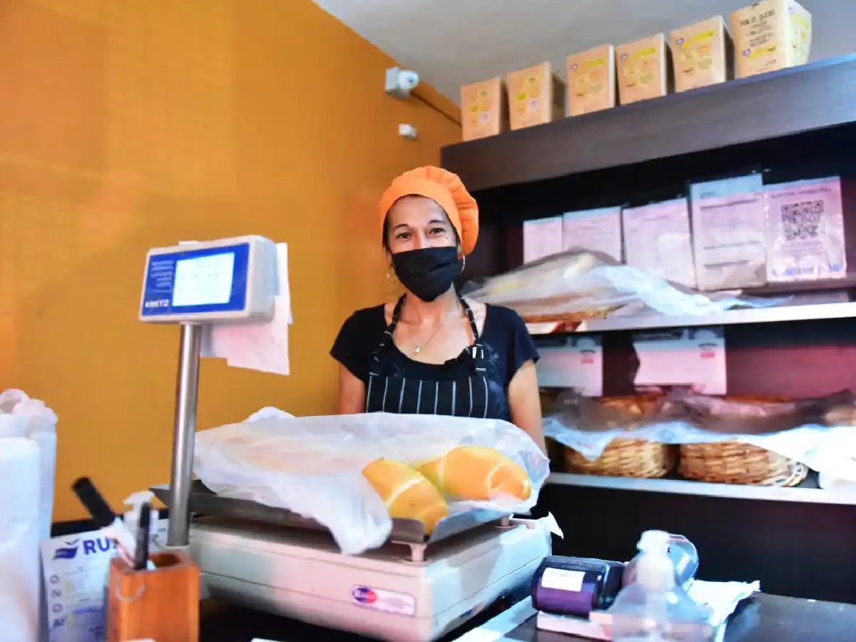 Panaderos y trabajadores de la carne:  no los exceptuó el aislamiento pero  los atraviesan otros problemas  