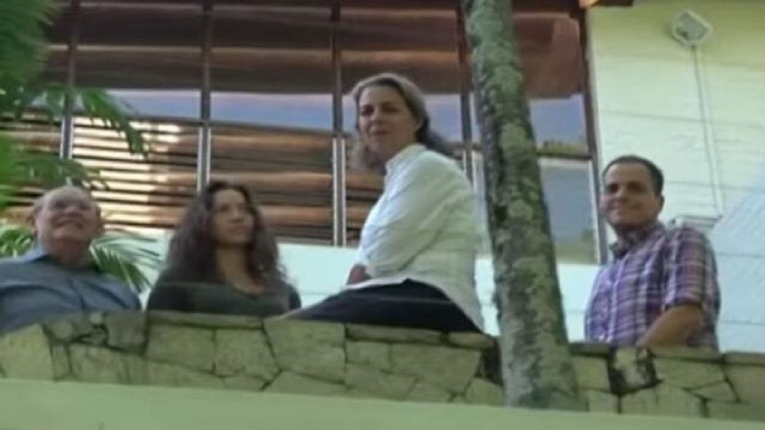 «ES UNA CÁRCEL»: llevan 35 días sin electricidad los refugiados en la embajada de Argentina