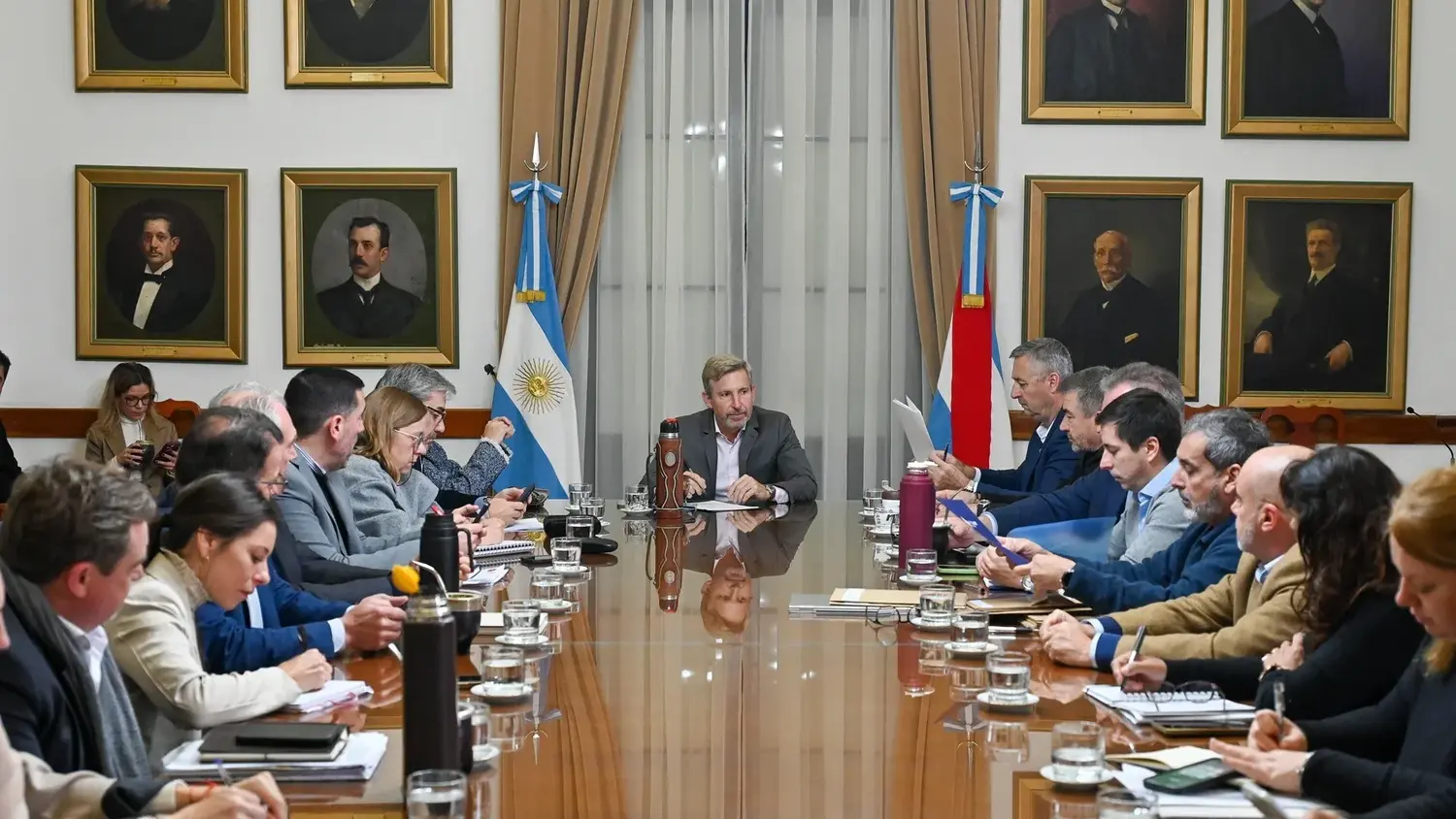 Obras, seguridad y actos por el 20 de junio estuvieron en la agenda de la reunión de gabinete