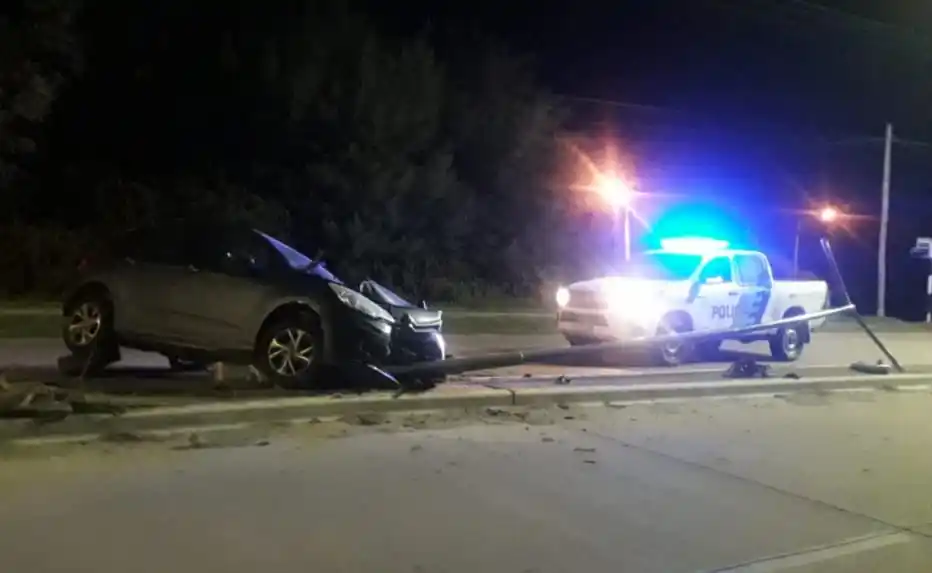 Perdió el control de su auto e impactó contra un poste de alumbrado público