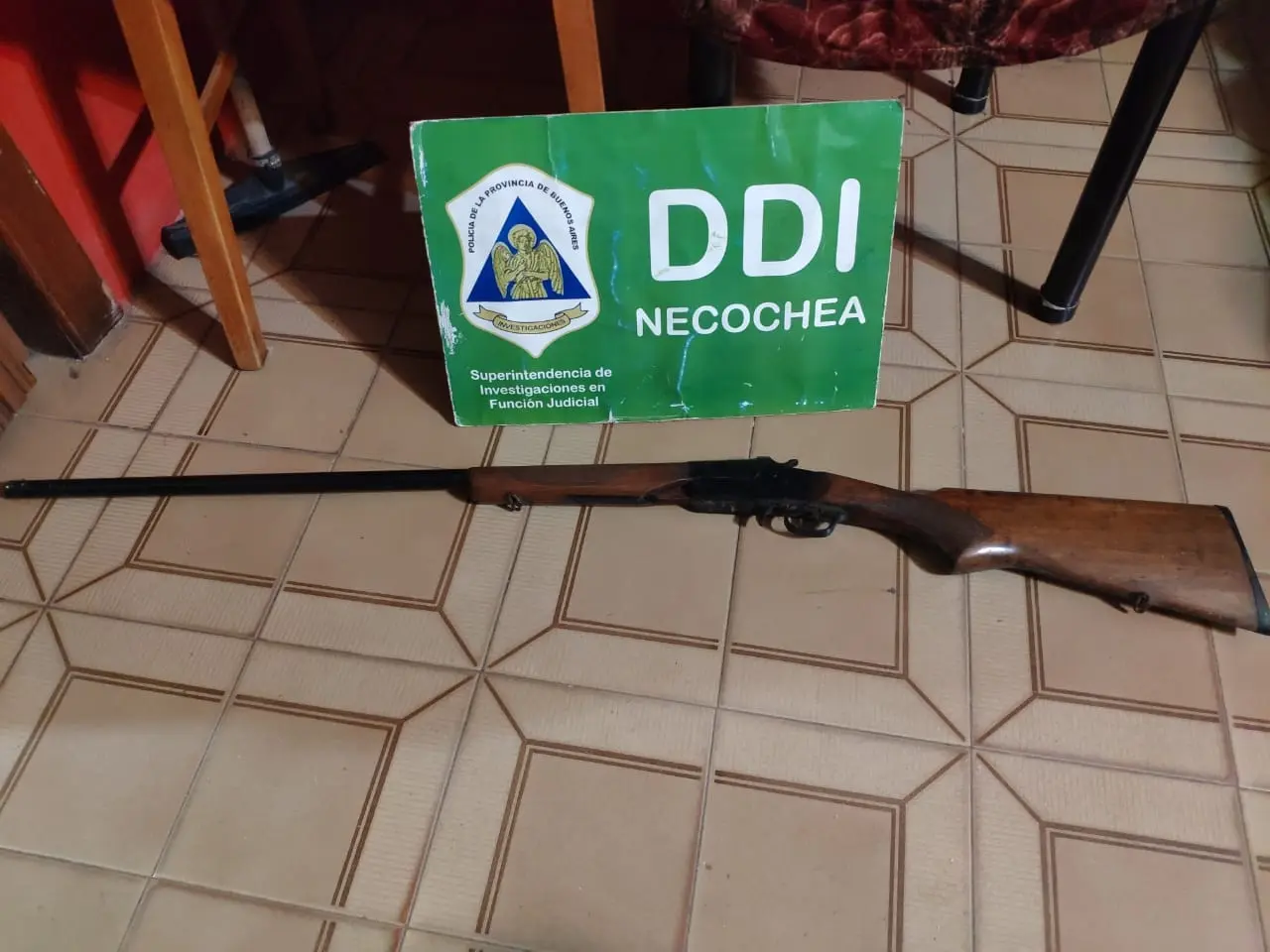 Allanan una vivienda y secuestran una escopeta