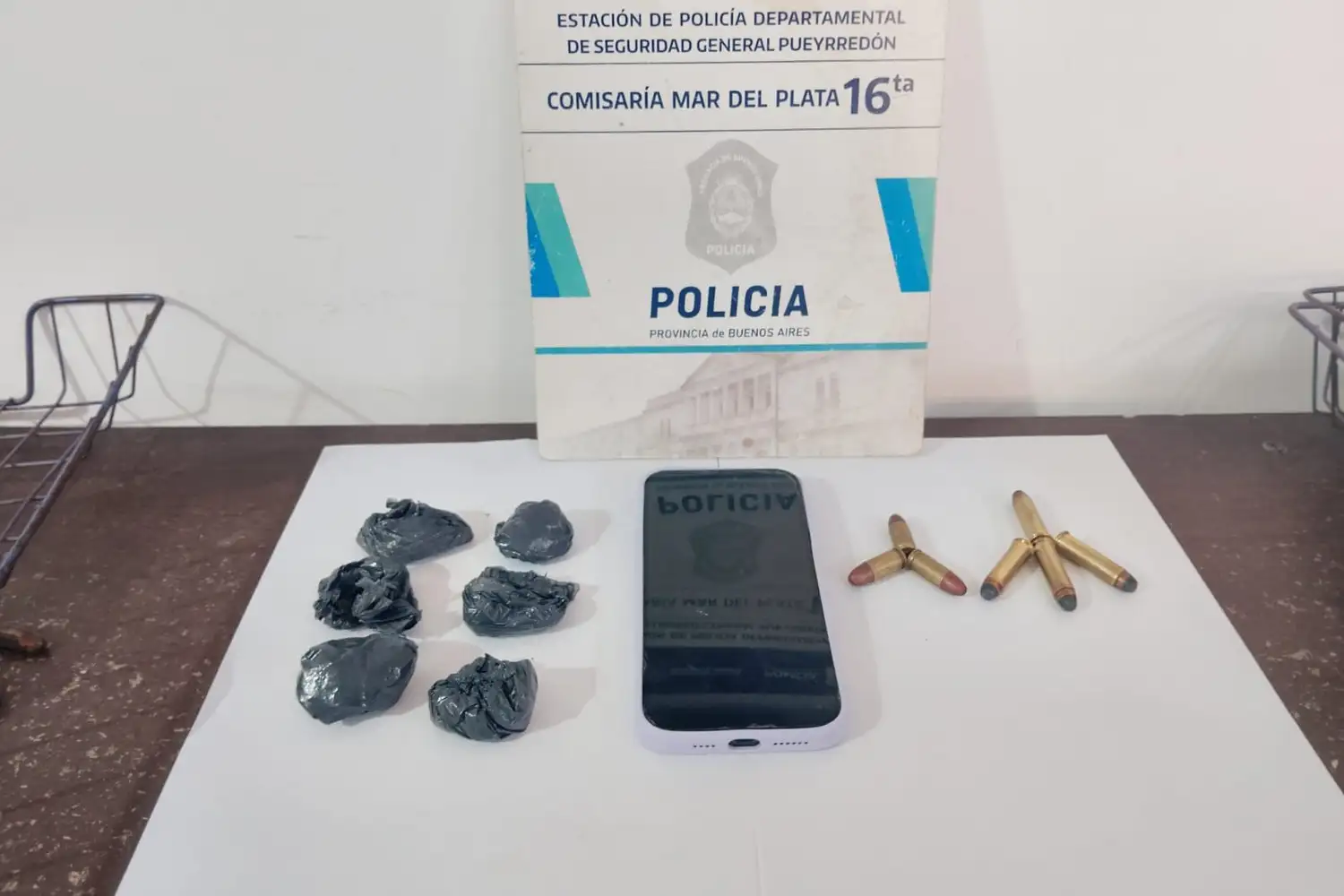 Municiones y sustancias, parte de lo secuestrado en el allanamiento.