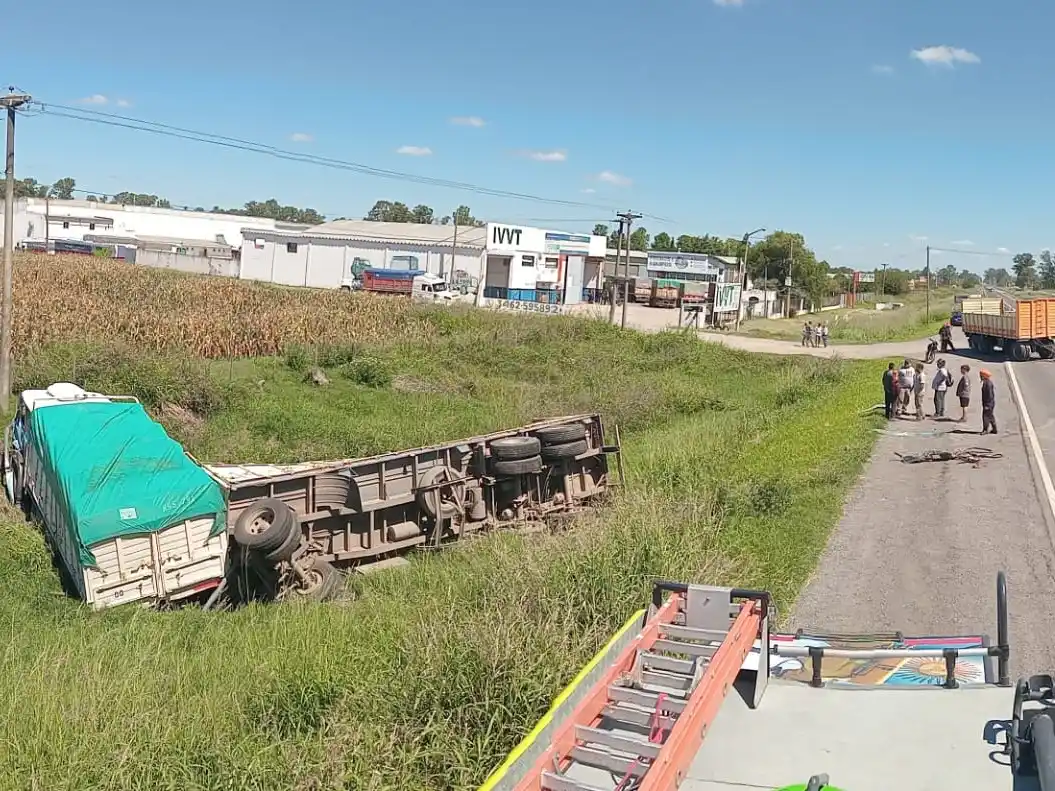 Uno de los camiones que protagonizaron el hecho quedó en la ruta.