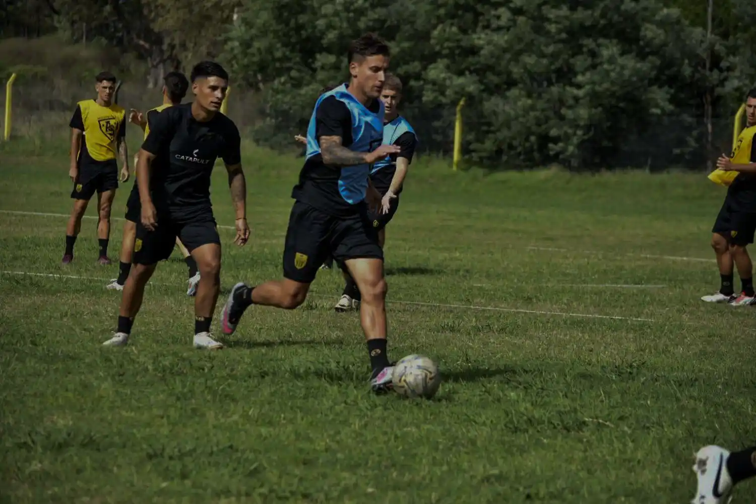FOTO PRENSA SANTAMARINA Lucas Comachi, pelota al pie en una práctica.