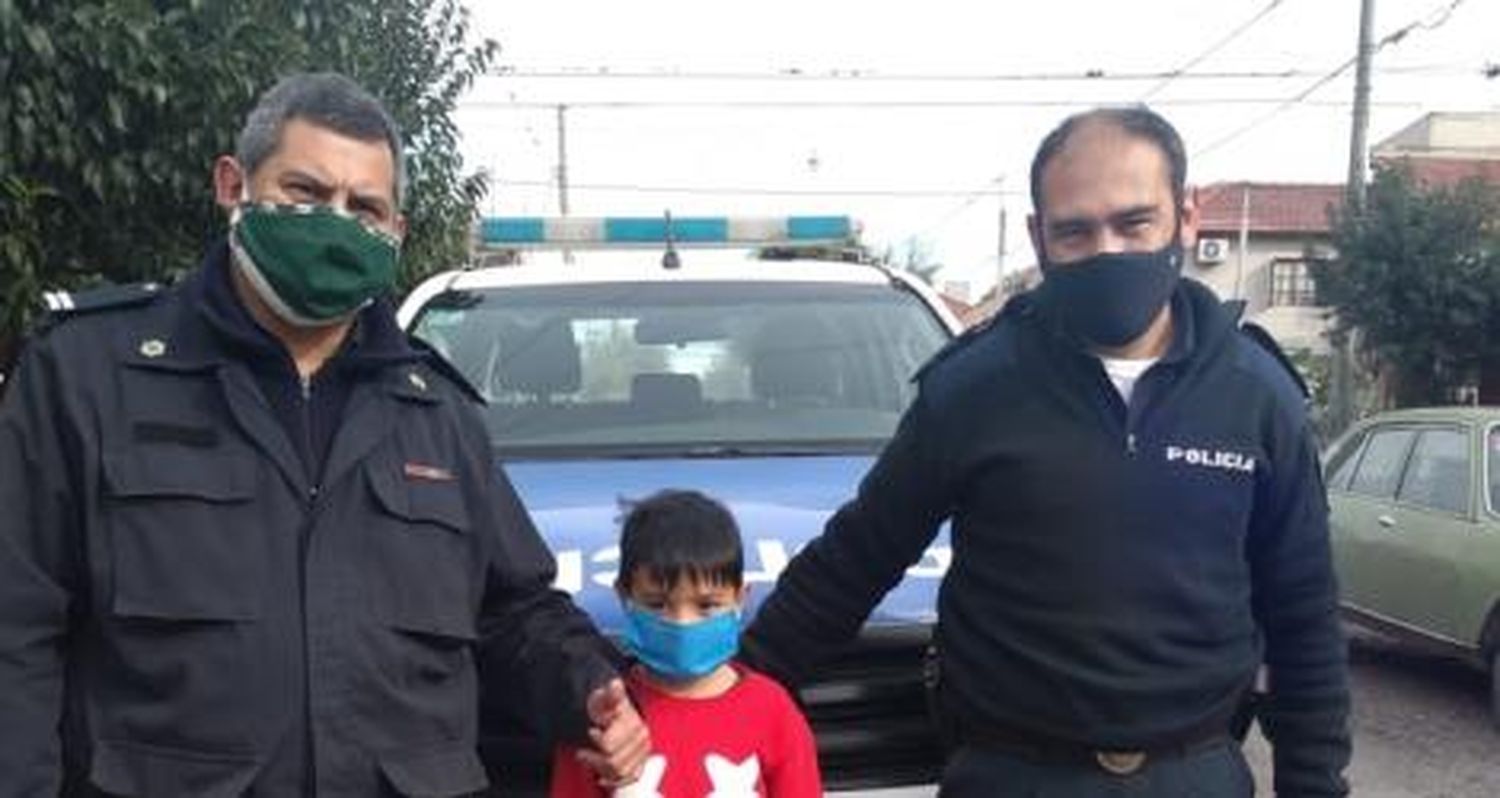 Bautista cumplió años y la Policía le llevó un regalo a su casa