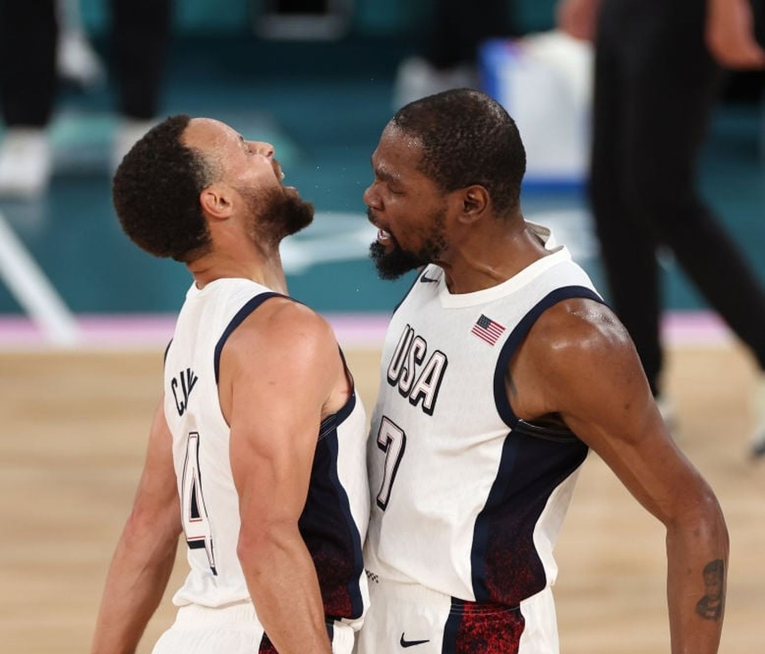 Con nueve triples de Curry, Estados Unidos se lo dio vuelta a Serbia y se metió en la final