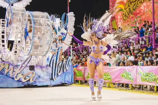 El ritmo, el brillo, la creatividad nos convocan en las noche de verano”