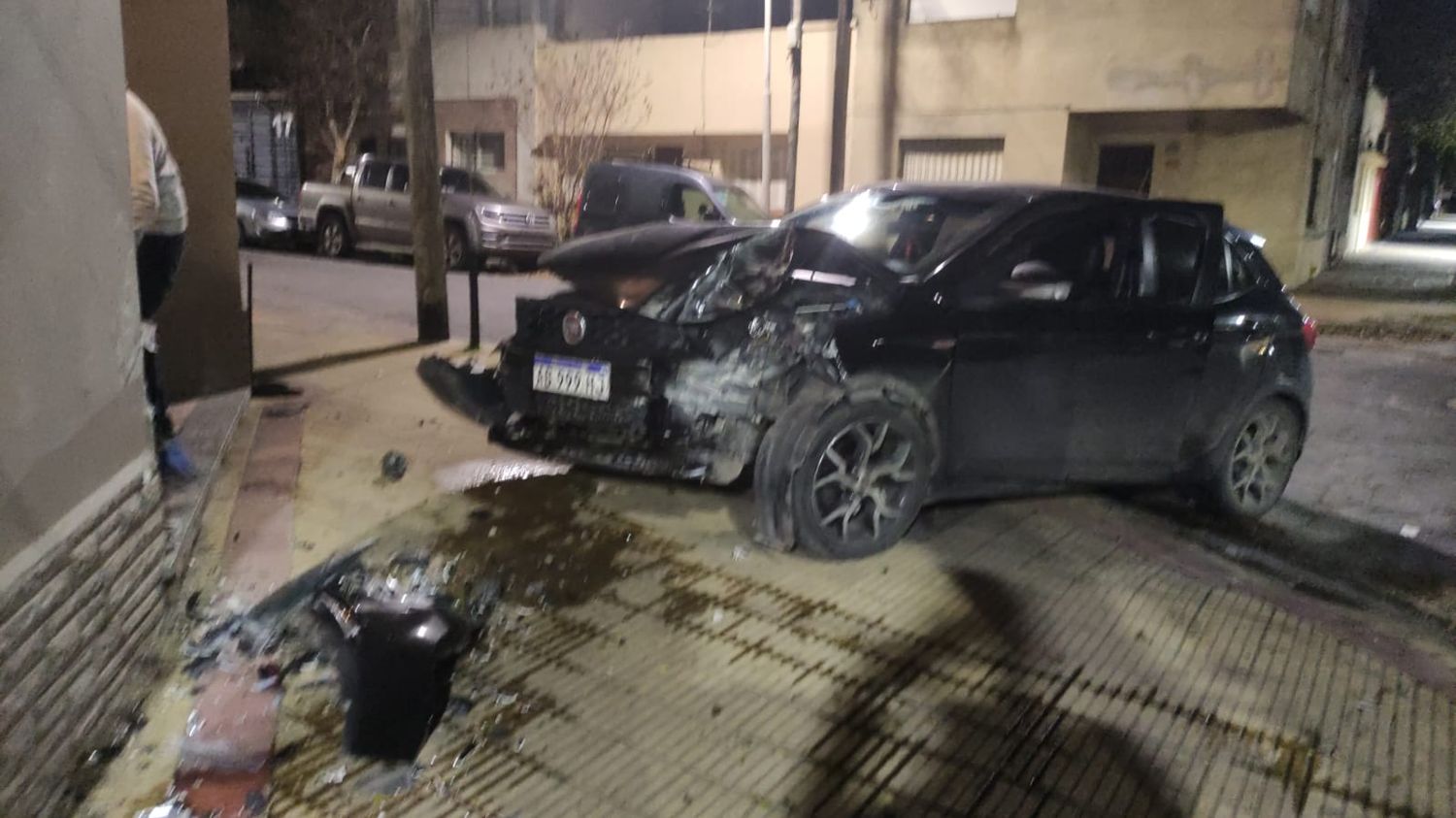 Un vehículo colisionó contra una vivienda en avenida Rivadavia y San Martin