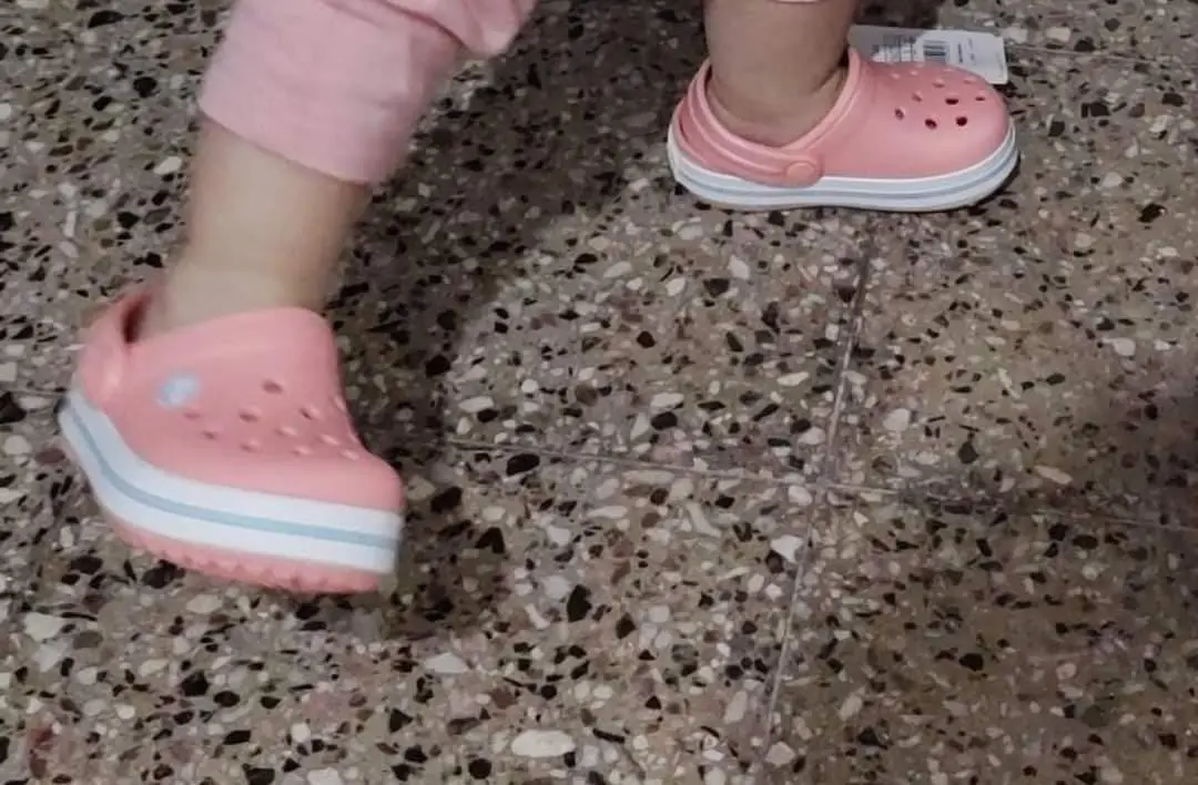 Buscan crocs perdidas