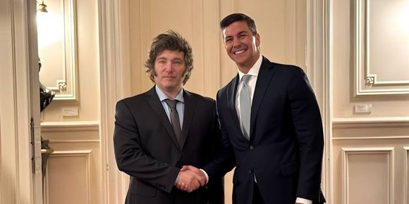 Milei viajó a Paraguay para la CPAC: se reúne con Peña, habla ante jóvenes y luego retoma la campaña