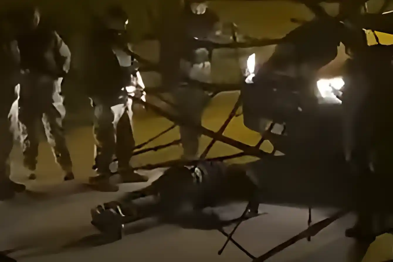 En el video se ve a al menos cinco efectivos que participan de la situación.